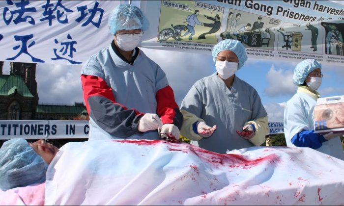 A reenactment of a Falun Gong practitioner being subjected to forced organ harvesting. (Minghui.tv)