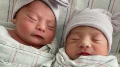 15분 간격으로 태어나 다른 ‘출생년도(2021·2022)’ 갖게 된 쌍둥이 남매