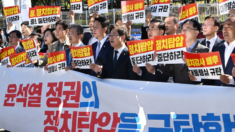 민주당의 윤석열 정권 규탄 시위, 뭔가 이상한 ‘피켓’에 망신살